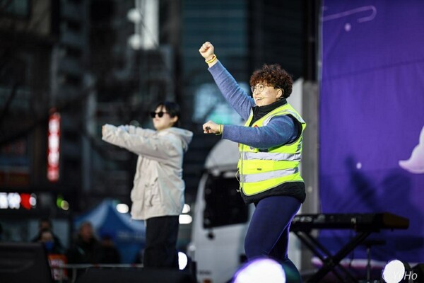 오솔잎씨가 촛불집회에서 시민들에게 율동을 가르치고 있다. 2023.4.15.