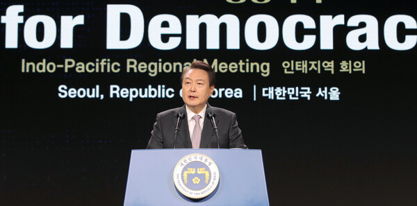 윤석열 대통령이 지난 30일 서울 중구 신라호텔에서 제2차 민주주의 정상회의 인도태평양 지역회의 개회식에서 환영사를 하고 있다. 2023.3.30. 연합뉴스 