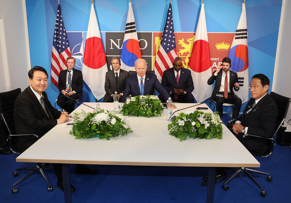 윤석열 대통령, 조 바이든 미국 대통령, 기시다 후미오 일본 총리가 스페인 마드리드 이페마 컨벤션센터에서 한미일 정상회담을 하고 있다. 2022 06. 29.연합뉴스