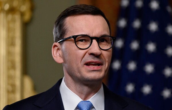 미국을 방문 중인 마테우스 모라베이츠키 폴란드 총리가 지난 11일 백악관 아이젠하워 행정동에서 캐멀라 해리스 미국 부통령과 이야기를 나누고 있다. 2023.4.11. AFP 연합뉴스