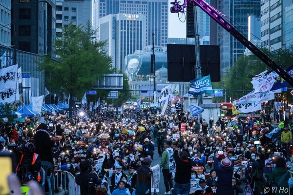 15일 서울 시청앞 일대에서 열린 제35차 촛불대행진에 참석한 시민들. 2023.4.15. 사진작가 이호