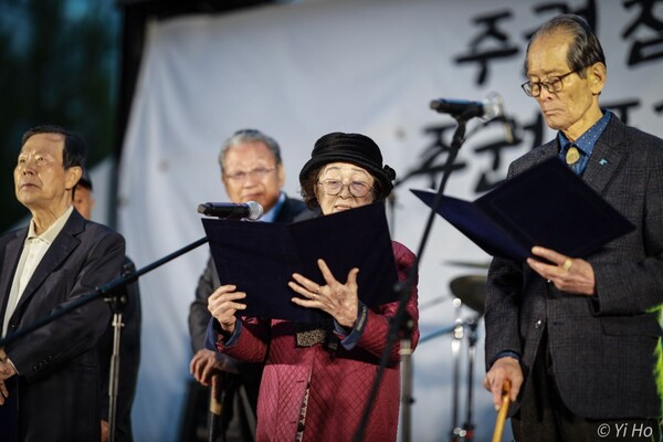 15일 서울 시청앞 일대에서 열린 제35차 촛불대행진에 참석한 4월혁명회 관계자들이 4·19혁명 63주년 선언문을 낭독하고 있다.2023.4.15. 사진작가 이호