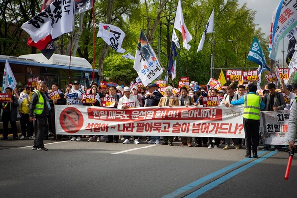 15일 서울 혜화역과 시청앞 일대에서 열린 제35차 촛불대항진에 참석한 시민들이 서울시내를 행진하고 있다. 2023.4.15 최마리 작가