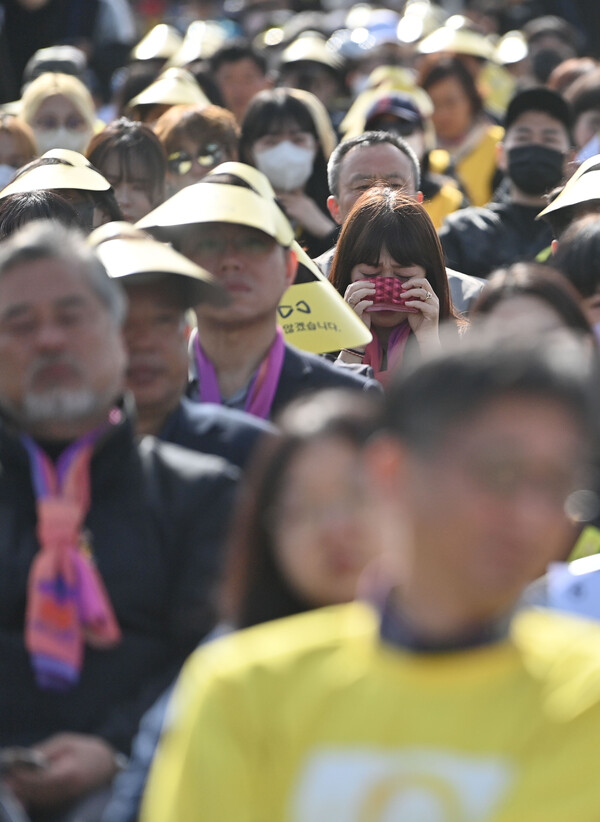 16일 오후 경기도 안산시 단원구 화랑유원지에서 열린 '세월호 참사 9주기 기억식'에서 참석자들이 슬픔에 잠겨 있다. 2023.4.16 [공동취재] 연합뉴스