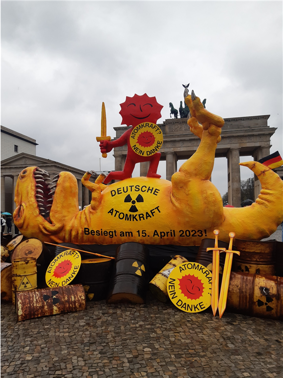 원전 반대 운동을 해 왔던 단체들과 시민들은 독일 여러 도시에서 마지막 원자로가 꺼지는 날을 축하하는 행사를 가졌다. 베를린 브란덴부르크토어 앞에 그린피스가 설치한 조형물. 거대 공룡 원자력이 쓰러지는 모습. 사진 박수진