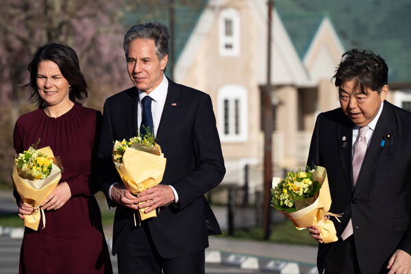 안나레나 베어복 독일 외무장관, 토니 블링컨 미국 국무장관, 하야시 요시마사 일본 외무상(왼쪽부터)이 16일 주요 7개국(G7) 외교장관 회의가 열린 나가노현 가루이자와역에 도착해 환영받고 있다. 오는 18일까지 열리는 이번 회의에서 각국 장관들은 인도·태평양 정세 등을 논의한다. 2023.04.17. EPA 연합뉴스