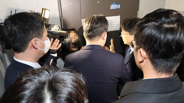 검찰 관계자들이 12일 오전 서울 여의도 국회 의원회관 윤관석 의원실 앞에 압수수색을 하기 위해 도착해 사무실 진입을 막는 의원실 관계자들과 대화하고 있다. 2023.4.12. 연합뉴스