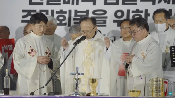 천주교 정의구현전국사제단(사제단)은 17일 창원마산 창동사거리에서 '친일매국 검찰독재 윤석열 퇴진, 주권회복을 위한 월요시국기도회'을 열었다. 2023.4.17. 촛불행동TV 갈무리