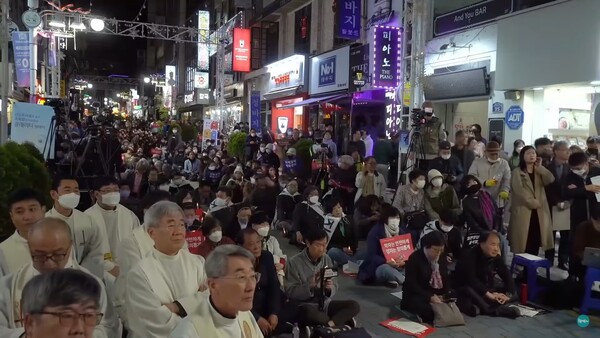 천주교 정의구현전국사제단(사제단)은 17일 창원마산 창동사거리에서 '친일매국 검찰독재 윤석열 퇴진, 주권회복을 위한 월요시국기도회'을 열었다. 2023.4.17. 촛불행동TV 갈무리