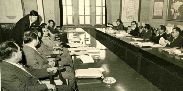 지난 1973년 서울 외교부 회의실에서 열린 한일 대륙붕 공동개발을 위한 실무회의 모습. 지금 일본은 이런 회의마저 거부하고 있다. 연합뉴스