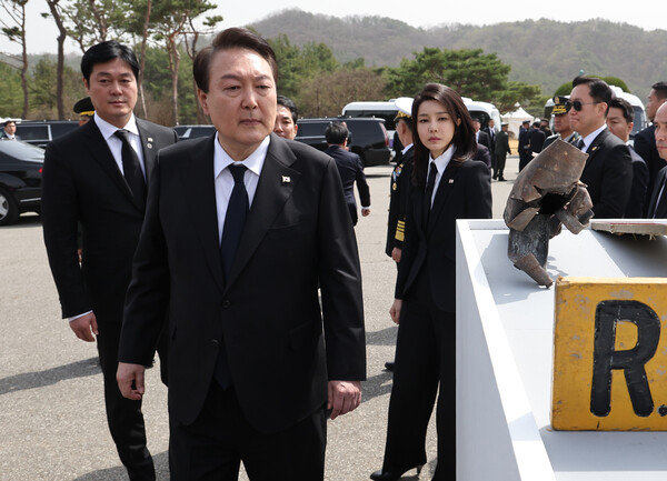 윤석열 대통령은 14일 미국 국빈 방문을 앞두고 의전비서관에 김승희 의전비서관 직무대리를 정식 임명했다. 사진은 지난 달 24일 대전 유성구 국립대전현충원에서 열린 제8회 서해수호의 날 기념식이 끝난 뒤 전시된 연평도 포격도발 당시 북한의 방사포탄을 살펴보는 윤석열 대통령과 김건희 여사를 보좌하는 김 비서관(왼쪽). 2023.4.16 [연합뉴스 자료사진]