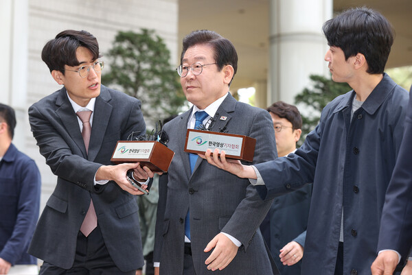 더불어민주당 이재명 대표가 14일 오전 서울 서초구 서울중앙지방법원에서 열린 공직선거법 위반 1심 공판에 출석하고 있다. 2023.4.14. 연합뉴스