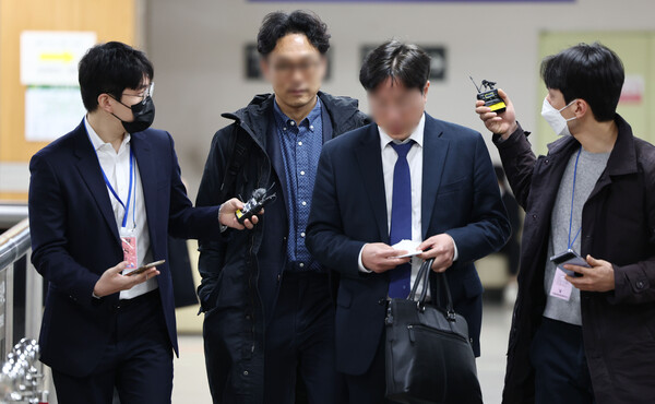 정민용 변호사가 21일 오전 서초구 서울중앙지방법원에서 열린 김용 전 민주연구원 부원장의 불법 정치자금·뇌물 수수 관련 공판에 출석하고 있다. 2023.3.21. 연합뉴스