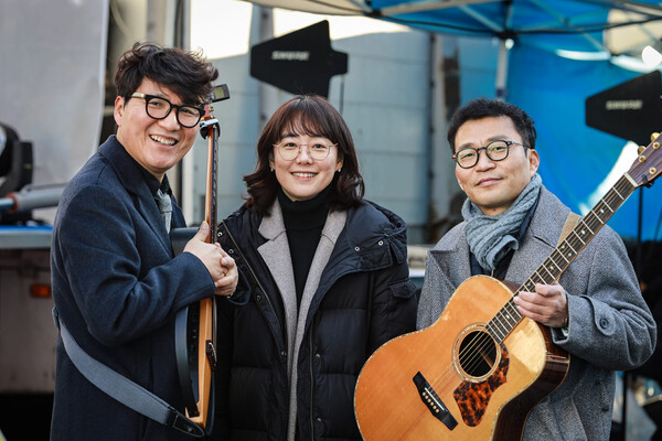 노래패 우리나라. 왼쪽부터 가수 백자, 이혜진, 이광석. 2023.4.18. 사진 이호 작가