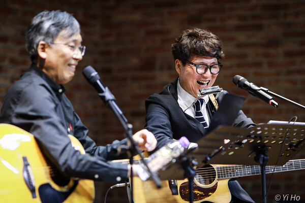 가수 백자(오른쪽)가 양희삼 목사(왼쪽)와 경기도 남양주 더탐사스튜디오에서 '동백아자씨' 시사콘서트를 진행하는 모습. 2023.4.18. 사진 이호 작가