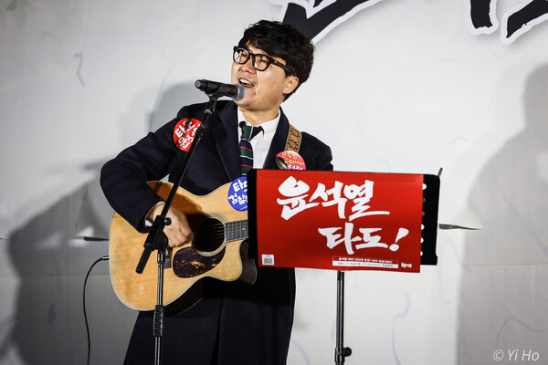 가수 백자가 촛불 대행진 무대에서 노래를 부르는 모습. 2023.4.18. 사진 이호 작가