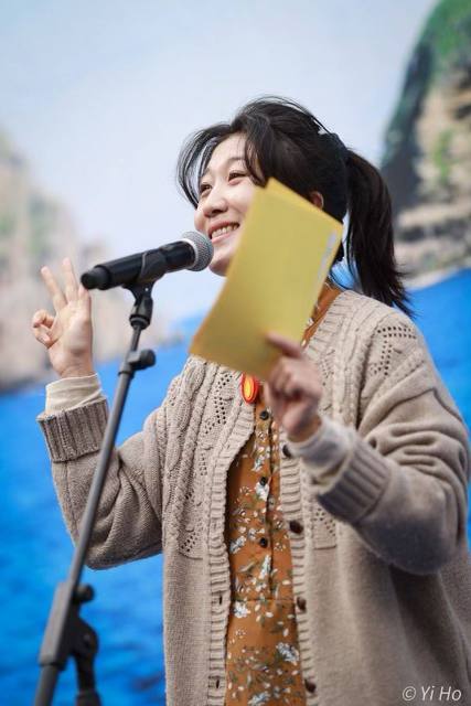 촛불대행진에서 퇴진뉴스 코너를 맡고 있는 백지은(30)씨. 2023.4.18. 사진 이호 작가