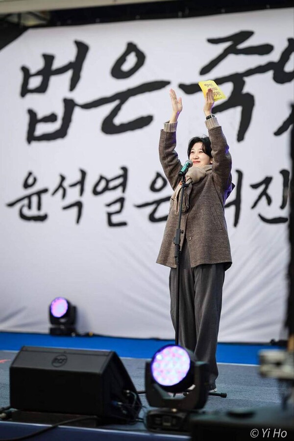 촛불대행진에서 퇴진뉴스 코너를 맡고 있는 백지은(30)씨. 2023.4.18. 사진 이호 작가