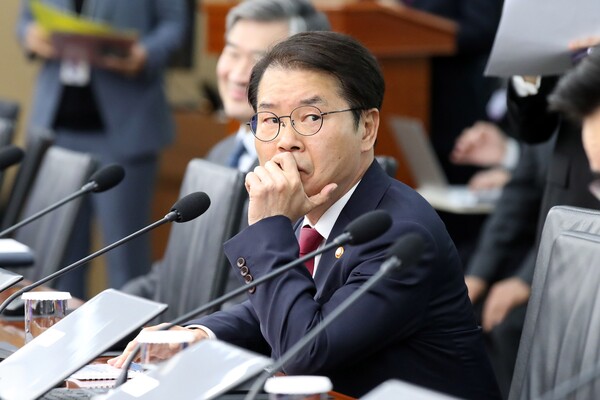 18일 서울 용산 대통령실 청사에서 열린 제16회 국무회의에 참석한 이정식 고용노동부 장관. 2023.4.18 대통령실통신사진기자단