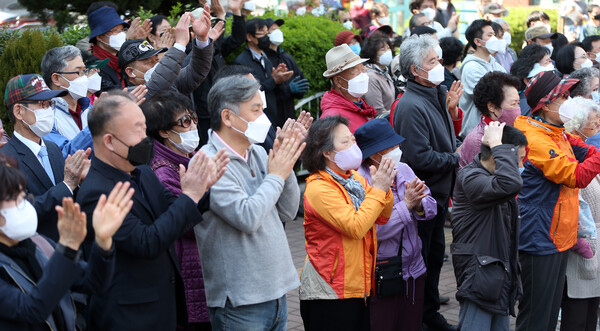4.15 총선 투표일을 하루 앞둔 14일 오후 대구시 수성구 일대에서 시민들이 총선 후보들의 유세를 듣고 있다. 2020.4.14 연합뉴스