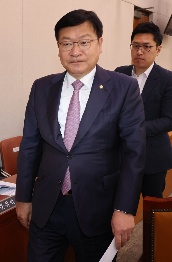 10일 국회에서 열린 법제사법위원회 법안심사 제1소위원회에서 50억 클럽 특검법에 관해 여야가 다른 입장을 밝혔다. 국민의힘 간사인 정점식 의원이 "50억 클럽 수사는 특검보다는 검찰 수사가 우선이며 법안소위를 12일 개최할 것을 요청했으나 더불어민주당이 오늘 개최를 강행했다"고 주장한 뒤 퇴장하고 있다. 이에 대해 법사위 제1법안소위원장인 더불어민주당 기동민 의원이 "13일 본회의가 개최되기 때문에 전날까지는 법사위에서 50억 클럽 특검법에 대한 결론을 내야 하는데 12일 법안소위를 열자는 것은 특검을 하지 않겠다는 것으로밖에 보이지 않는다"고 반박했다. 2023.4.10. 연합뉴스