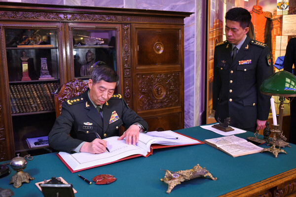 리샹푸 중국 국방부장(왼쪽)이 17일(현지시각) 러시아 모스크바의 러시아군 총참모부 육군사관학교에서 방문록을 작성하고 있다. 전날 블라디미르 푸틴 러시아 대통령과 회담한 리 부장은 19일까지 러시아를 방문한다. 2023.04.18. 로이터 연합뉴스