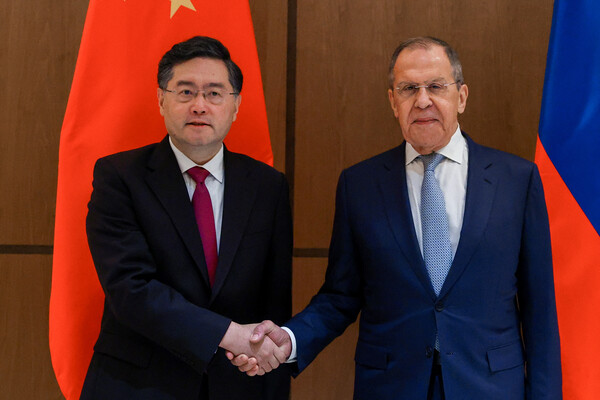 세르게이 라브로프 러시아 외무장관과 친강 중국 외교부장이 13일(현지시각) 우즈베키스탄 사마르칸트에서 만나 악수하고 있다. 이들은 이날 열린 제4차 아프간 주변국 외무장관 회의에 참석하기 위해 우즈베키스탄을 방문했다. 2023.04.13. 로이터 연합뉴스