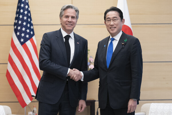 토니 블링컨 미국 국무장관(왼쪽)과 기시다 후미오 일본 총리가 18일 일본 도쿄 총리 관저에서 악수하고 있다. 2023.04.18. AP 연합뉴스