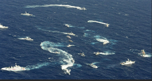 대만 해양경찰 경비선, 어선과 일본 순시선이 2012년 9월 25일 동중국해 센카쿠(중국명 댜오위다오) 해역에서 물대포를 쏘며 충돌하고 있다. 이날 중국의 해양감시선과 어업감시선 10척 가운데 6척도 일본이 설정한 센카쿠 접속수역에 진입했다고 한다. 앞으로 제7광구에서 한국과 중국 일본 사이에 이런 충돌이 벌어질 가능성이 높아지고 있다. 교도/연합뉴스