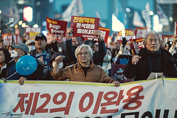 2023년 3월 18일 31차 촛불집회를 마친 뒤 행진을 이끌고 있는 김민웅 촛불행동 상임 공동대표. 사진 이호 작가.