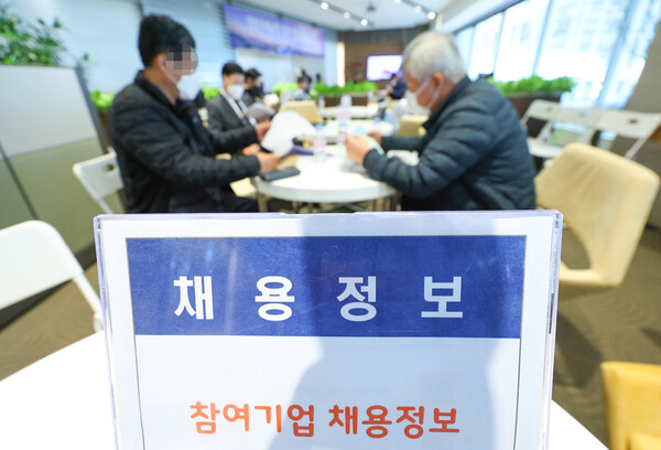 지난 17일 인천국제공항 제1여객터미널 항공일자리 취업지원센터에서 지상조업 및 상업시설 업종 대상으로 열린 '인천국제공항 상주기업 채용의 날' 행사를 찾은 구직자들이 면접 순서를 기다리고 있다. 2023.4.17. 연합뉴스