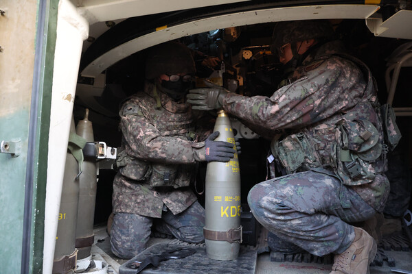 8일 오후 경기도 파주시 접경지역에서 육군 9사단 장병이 K-55A1 자주포 포탄 장전 훈련을 하고 있다. K-55A1 자주포는 155㎜ 포탄을 사용한다. 2023.4.19. 연합뉴스