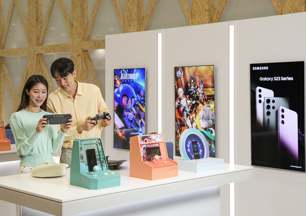 19일 서울 강남구 코엑스에서 열린 '2023 월드IT쇼'삼성전자관에서 관람객들이 '갤럭시 S23 울트라'로 고사양 게임을 즐기며 게이밍 퍼포먼스를 체험하고 있다. 2023.4.19. 연합뉴스