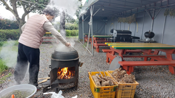 돼지고기 등뼈를 우려낸 가마솥에 고사리와 시레기를 넣고 뼈해장국을 만들고 있다. © 이봉수