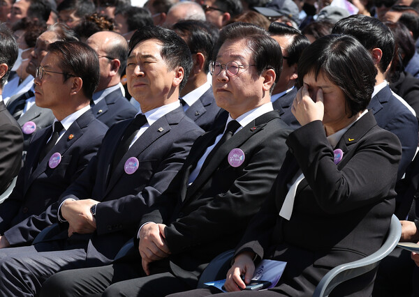 국민의힘 김기현 대표와 더불어민주당 이재명 대표, 정의당 이정미 대표가 19일 서울 강북구 수유동 국립4·19민주묘지에서 열린 제63주년 4·19혁명 기념식에 참석하고 있다. 2023.4.19. 연합뉴스