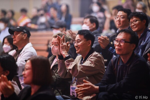 19일 서울 동교동에서 열린 촛불행동 1주년 기념식에서 참석한 회원들이 기념식을 관람하고 있다. 2023.4.19. 사진작가 이호