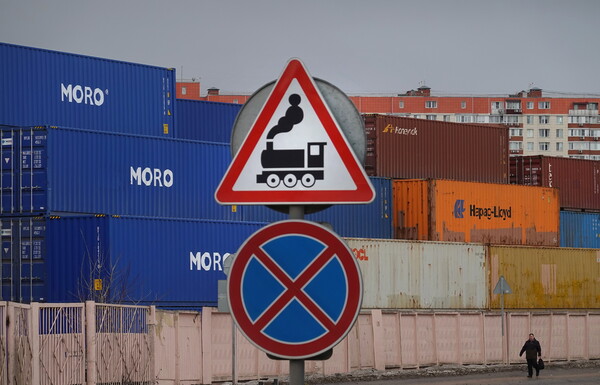 장애물 없는 열차 통과 사인이 러시아 모스크바의 물류 허브에 있는 콘테이너 인근에 표시되어 있다. 러시아와 중국은 환시베리아, 환아시아 루트의 교통량을 대폭 확대하는 프로젝트를 준비중이다.2023.3.21. EPA 연합뉴스