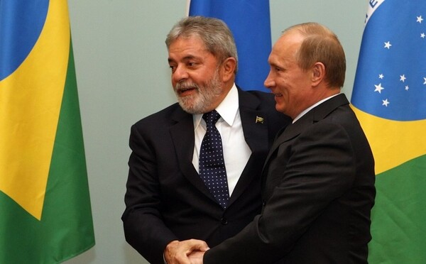 2010년 러시아 모스크바를 방문해 푸틴 러시아 대통령과 인사하고 있는 룰라 브라질 대통령 당선인[EPA 연합뉴스 자료사진]