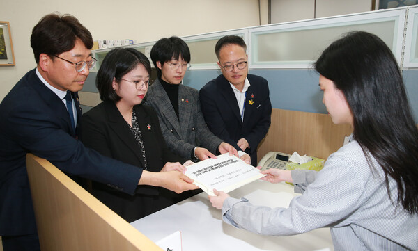 진보당 강성희 의원(왼쪽부터), 기본소득당 용혜인 의원, 정의당 장혜영 의원, 더불어민주당 박주민 의원이 20일 오후 서울 영등포구 국회 의안과에서 10.29 이태원참사 피해자 권리보장과 진상 규명 및 재발 방지를 위한 특별법안을 제출하고 있다. 2023.4.20. [공동취재] 연합뉴스