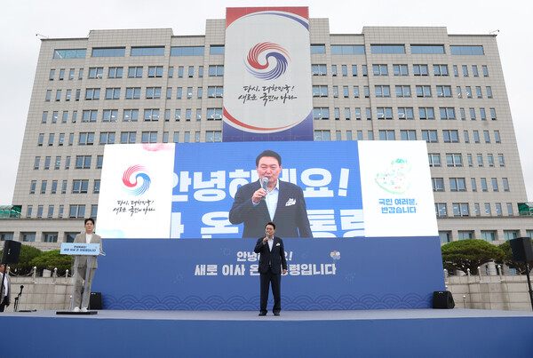 윤석열 대통령이 19일 오후 용산 대통령실 청사 앞 잔디광장에서 열린 대통령실 이전 기념 주민 초대 행사에서 인사말을 하고 있다. 2022.6.19. 연합뉴스