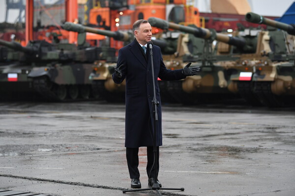 작년 12월 6일(현지시간) 안제이 두다 폴란드 대통령이 폴란드 군 기지가 있는 북부 그디니아의 컨테이너 부두에 도착한 K2 전차와 K9 자주포 앞에서 연설하고 있다. 현대로템은 지난 7월 폴란드 군비청과 1천기의 K2 수출 기본협약을 맺었다. 또한 폴란드 국방부는 한화디펜스와 총 672기의 K9 자주포를 구매하는 기본계약을 맺었다고 밝혔다. 2022.12.06. 연합뉴스