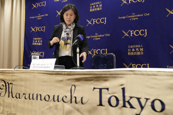  20일 일본 도쿄의 외신기자클럽 기자회견장에 나온 캐서린 타이 미국 무역대표부 대표. 타이 대표는 미국은 중국과의 경제 디커플링(탈동조화)을 추구하지 않는다고 말했다. 2023.04.20. AP 연합뉴스