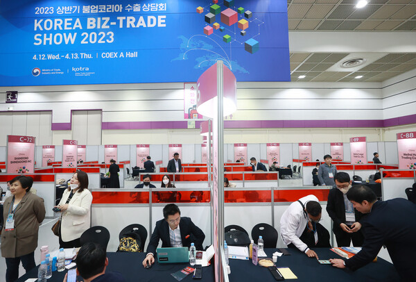 지난 12일 서울 강남구 코엑스에서 열린 에서 바이어들이 상담을 받고 있다. 2023.4.12. 연합뉴스