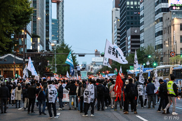 22일 서울 시청앞 일대에서 열린 제36차 촛불대행진에 참석한 시민들이 서울 시내를 행진하고 있다.2023.4.22. 사진작가 이호