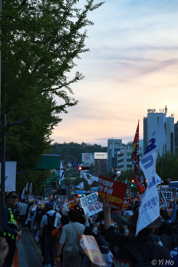 22일 서울 시청앞 일대에서 열린 제36차 촛불대행진에 참석한 시민들이 서울 시내를 행진하고 있다. 2023.4.22. 사진작가 이호