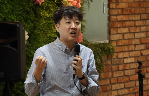 국민의힘 이준석 전 대표가 26일 오후 경기도 안산시 한 공유공간에서 열린 저서 '이준석의 거부할 수 없는 미래' 독자와의 만남 행사에서 인사말을 하고 있다. 2023.3.26. 연합뉴스