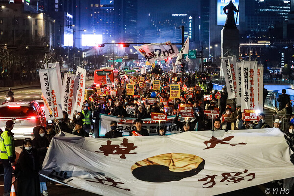 4일 서울 도심에서 열린 29차 촛불대행진에 참가한 시민들이 행진하고 있다. 이날 시민들은 오후 6시 30분 쯤 본집회를 마친 뒤 시청역에서 광화문 사거리를 지나 일본 대사관을 향해 행진했다. 안중근 의사와 동지들이 피로 '대한독립(大韓獨立)'이라고 쓴 대형 혈서 태극기를 본뜬 태극기가 행진 대열의 맨 앞에 펼쳐졌다. 2023.3.4. 사진 이호 작가