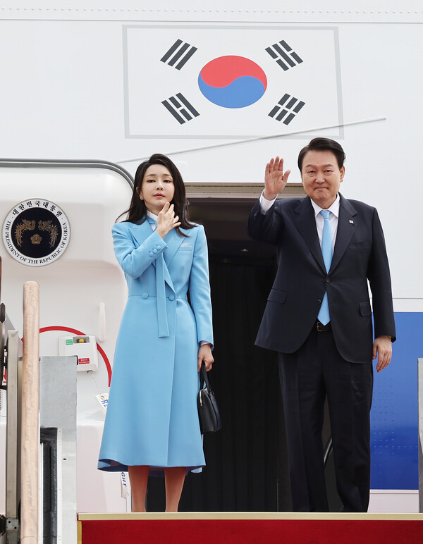 미국을 국빈 방문하는 윤석열 대통령과 김건희 여사가 24일 성남 서울공항에서 공군 1호기에 탑승, 환송객들에게 인사하고 있다. 2023.4.24. 연합뉴스