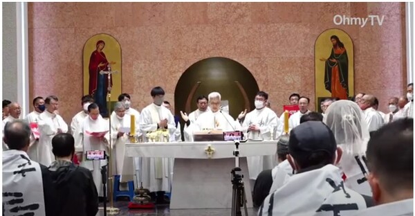 24일 경기도 성남시 성남동성당에서 열린 천주교 정의구현전국사제단 주최 시국기도회가 열리고 있다. 2023.4.24. 촛불행동TV 캡쳐