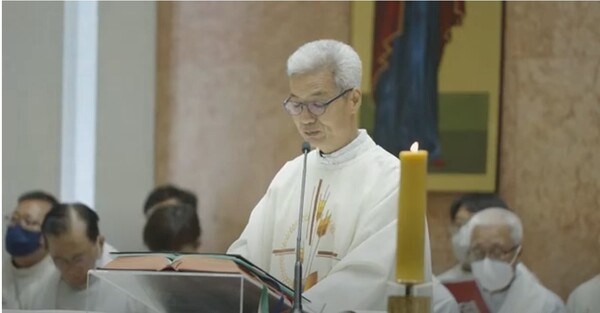 24일 경기도 성남시 성남동성당에서 열린 천주교 정의구현전국사제단 주최 시국기도회에서 주례를 맡은 최재철 신부가 시국선언문을 낭독하고 있다. 2023.4.24. 촛불행동TV 캡쳐